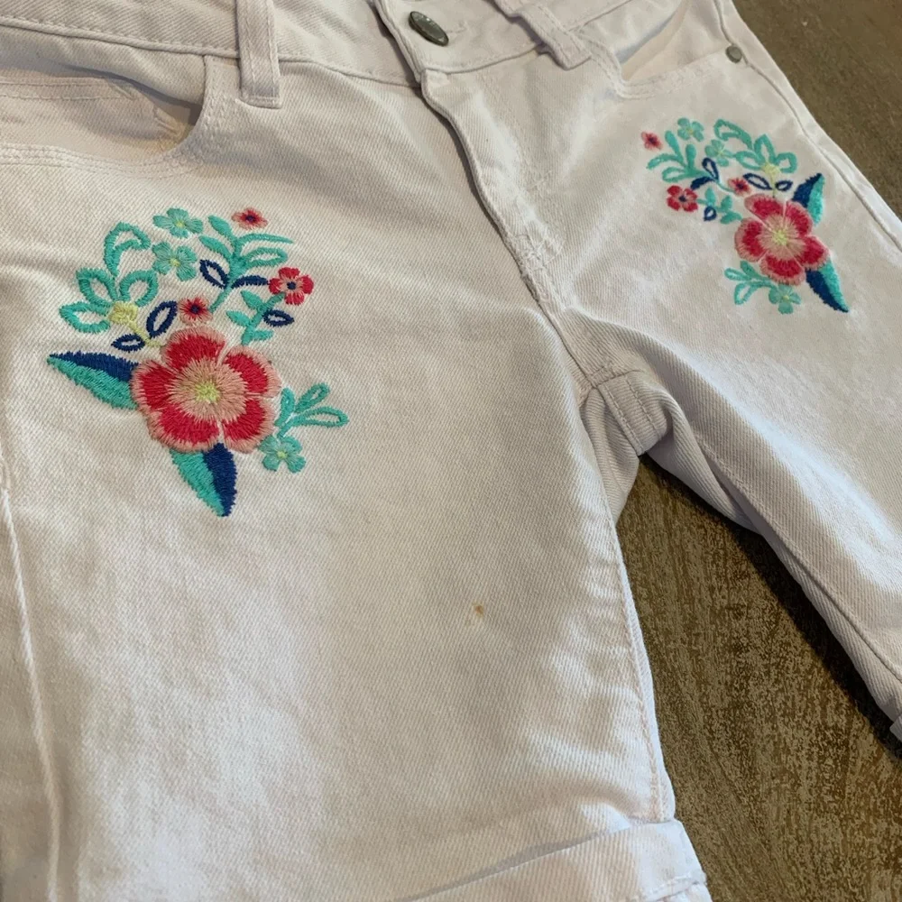 Girls shorts - Picture 2 of 8